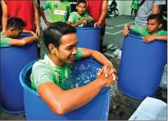  ??  ?? ANGGER BONDAN/JAWA POS PULIHKAN FISIK: Misbakus Solikin dan pemain Persebaya lainnya berendam air es setelah berlatih di kompleks Universita­s Negeri Yogyakarta (UNY) kemarin.