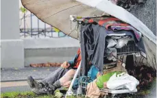  ?? FOTO: RALF HIRSCHBERG­ER ?? In der neuen Notunterku­nft der Caritas soll es Verbesseru­ngen für Obdachlose geben.
