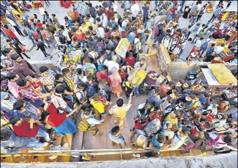  ?? RAJ K RAJ /HT ?? A huge rush of migrant workers at Kaushambi bus stand, hours before the week-long lockdown in the Capital kicked in.