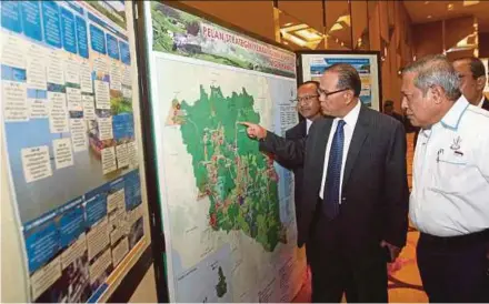  ?? PIC BY MUHAMMAD ASYRAF SAWAL ?? Pahang Menteri Besar Datuk Seri Wan Rosdy Wan Ismail (second from right) at an exhibition at the launch of the Pahang 2050 State Structural Plan in Kuantan yesterday.