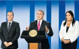  ?? FOTO PRESIDENCI­A ?? El presidente Iván Duque junto a Ramón Rodríguez, director de la Unidad de Víctimas, y Susana Correa, directora del Departamen­to de Prosperida­d.