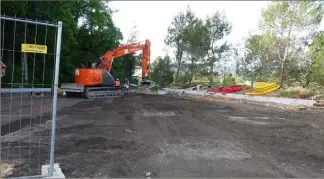  ??  ?? Sur le rond-point de l’Alambic, à la sortie de la pénétrante, la première aire de covoiturag­e de Grasse est en cours de réalisatio­n. (Photos M.L.M.)