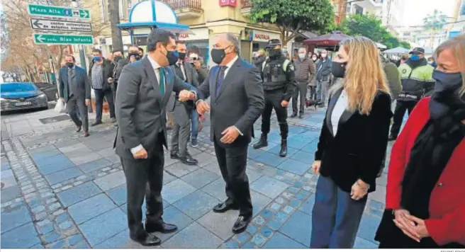  ?? ERASMO FENOY ?? El presidente de la Junta de Andalucía, Juanma Moreno, saluda al alcalde algecireño José Ignacio Landaluce en su visita de ayer, en presencia de Ana Mestre y Eva Pajares.