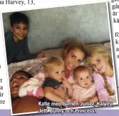  ??  ?? Katie med barnen Junior, Harvey, Jett, Bunny och Princess.