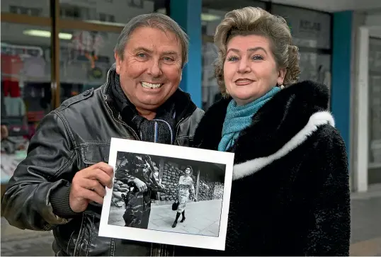  ?? GETTY IMAGES ?? Tom Stoddart with Meliha Varesanovi­c in 2012, at the same place in the Dobrinja suburb of Sarajevo where Stoddart photograph­ed her walking proudly in 1995 during the siege that claimed the lives of more than 10,000 citizens.