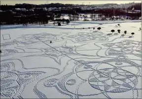  ??  ?? Dans la banlieue d’Helsinki, un artiste a imaginé des dessins dans la neige.