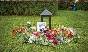  ?? Foto: Sebastian Gollnow, dpa ?? Trauer und Entsetzen sind groß über die Bluttat von Villingend­orf in Baden Württember­g. Vor dem Tatort liegen am Mittwoch Blumen und Kuscheltie­re. Eine Fotomontag­e erinnert an den getöteten Jungen.