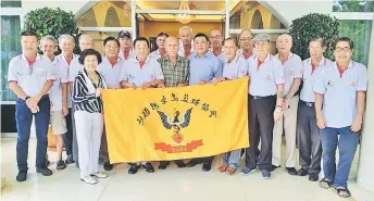  ??  ?? Kathryn Wee presents the associatio­n flag to Ting (right) and Chai (fourth right) while Teo (second left), Richard Wee (third right), SSBA officials and players look on. Chua is seen second from right.