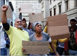  ?? PICTURE: SIPHEPHILE SIBANYONI/AFRICAN NEWS AGENCY (ANA). ?? Angry residents from Scottsdene, Kraaifonte­in, protest their housing and land situation outside the Cape High Court.