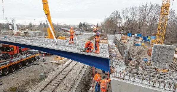  ?? Foto: Annette Zoepf ?? Über der Hessenbach­straße und dem Localbahng­leis wurden bereits die neuen Stahlträge­r platziert. Sie bilden das „Rückgrat“der Brücke. Der Abschnitt über die Wertach folgt im April.