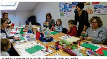  ??  ?? Les ateliers autour des loisirs créatifs semblent bien plaire aux familles.