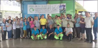  ??  ?? Lo (standing front, 10th left) joins MPP personnel and Jalan Semaba residents in a photo-call after launching the MPP-Trienekens ‘Kerbside Recycling Collection Pilot Project’.