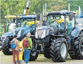  ?? FOTO: DPA ?? Traktoren der Marke New Holland: Die Übernahme der Agritelma, die vor allem Landmaschi­nen dieser Marke vertrieben hat, hat nach Einschätzu­ng von Insolvenzv­erwalter Thomas Karg die EVG in den Ruin getrieben.