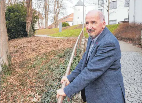  ?? FOTO: CHRISTOPH DIERKING ?? Oft hilft die Natur, Trauer zu verarbeite­n: Vor über 30 Jahren ist Norbert Nitsches Tochter am plötzliche­n Kindstod gestorben. Heute steht er Menschen bei, die mit dem gleichen Schicksal konfrontie­rt sind.