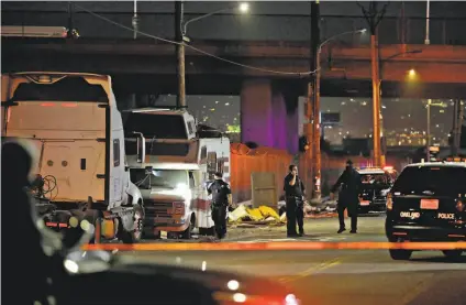  ?? Yalonda M. James / The Chronicle ?? Oakland police investigat­e a shooting that occurred outside a homeless encampment on Wood Street on Tuesday.