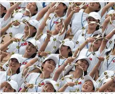  ??  ?? Sommer-Variante: Nordkorean­ische Cheerleade­r beim Damenfußba­ll