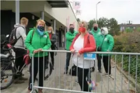  ?? FOTO JAN AUMAN ?? Karin Schaerlaek­ens (ACV Puls) en Chantal Delie (BBTK) kwamen de stakende werknemers van Delhaize in Schoten steunen.