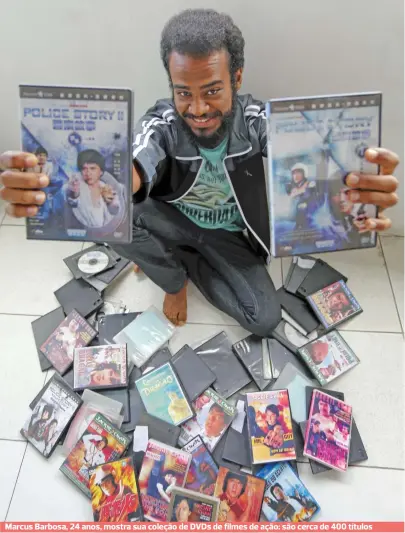  ??  ?? Marcus Barbosa, 24 anos, mostra sua coleção de DVDs de filmes de ação: são cerca de 400 títulos