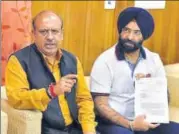  ?? SONU MEHTA/HT PHOTO ?? Leader of Opposition Vijender Gupta (L) with BJP MLA from Rajouri Garden Manjeet Singh Sirsa,