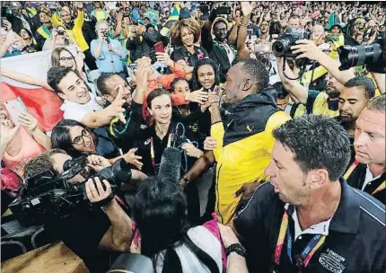  ?? ADRIAN DENNIS / AFP ?? Usain Bolt recorre el Estadio Olímpico de Londres, en su vuelta de honor, anoche