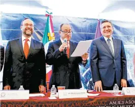  ??  ?? El titular de la Anuies, Jaime Valls Esponda; el secretario de Educación Pública, Otto Granados Roldán , y el presidente de la CNDH, Luis Raúl Gonzáles Pérez, hablaron de los retos a futuro para las IES.