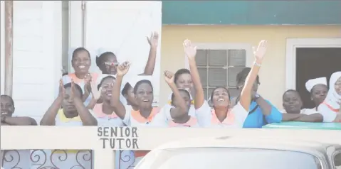  ??  ?? Nursing students cheering on their colleagues.