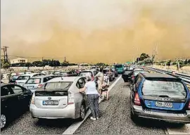  ?? VALERIE GACHE / AFP ?? El cierre de las carreteras atrapó a los automovili­stas en Rafina