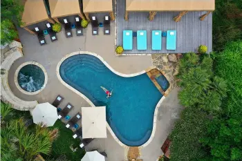  ?? PHOTOS: © LAKE AUSTIN SPA RESORT ?? Points of Repose: Scrub massage (top), and spa pool (bottom) globaltrav­elerusa.com