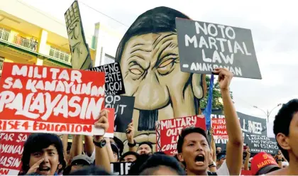  ??  ?? Several thousand protesters gathered outside the venue where Philippine­s President Rodrigo Duterte gave his address.