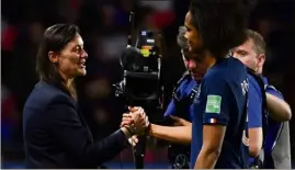  ?? (Photo EPA) ?? Corinne Diacre et Wendie Renard ont retrouvé le sourire.