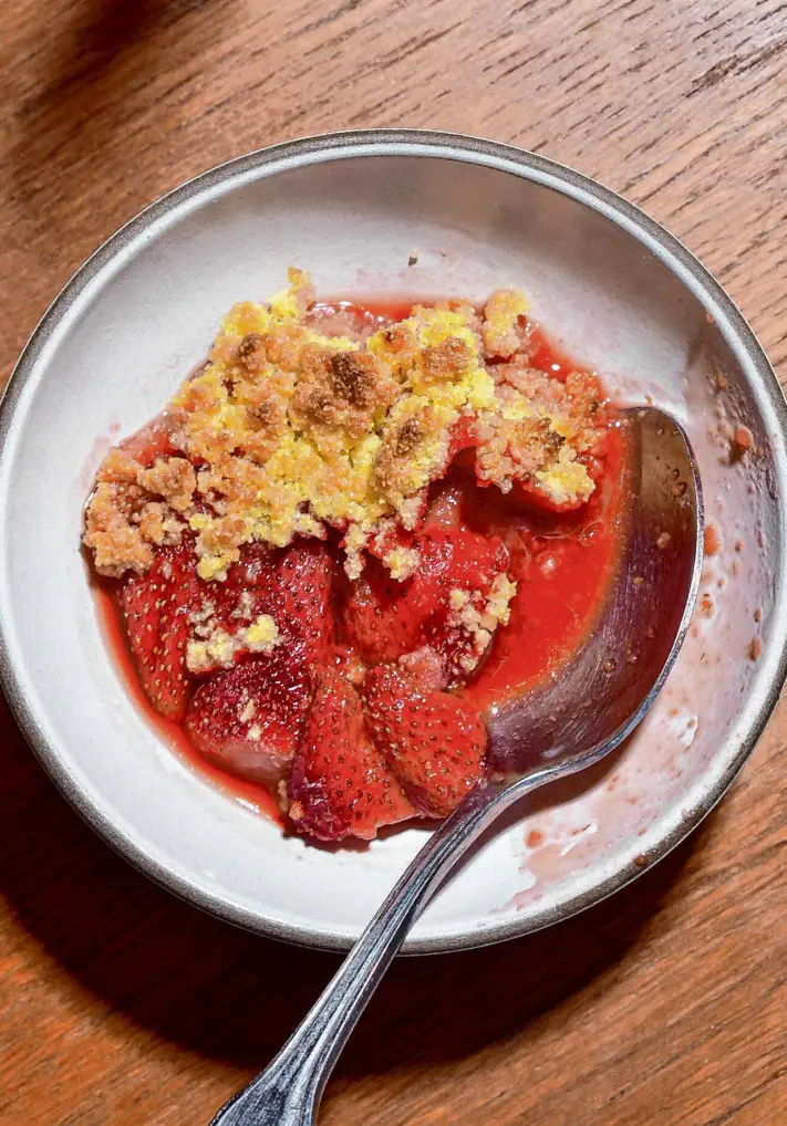  ?? Christian Reynoso/Special to the Chronicle ?? Use the juiciest, sweetest strawberri­es you can find for this simple dessert.