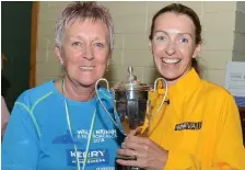  ?? Picture by John Tarrant. ?? Ina Kelly presents the Kiely Memorial Cup to Lizzie Lee (Leevale), winner in the ladies category.