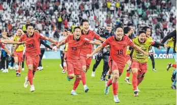  ?? FOTO: ROBERT MICHAEL/DPA ?? Südkoreas Spieler feiern mit ihren Fans den Einzug ins WM-Achtelfina­le.