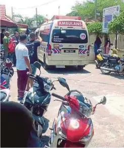  ??  ?? AMBULANS membawa mangsa bot pelancong terbalik bagi susulan rawatan.