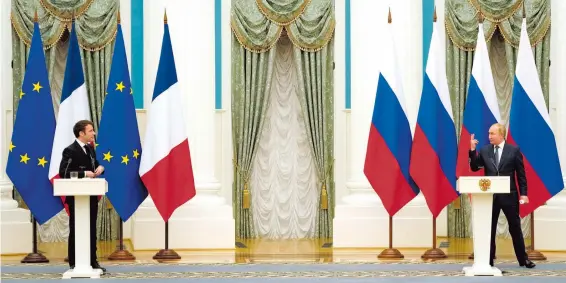  ?? AFP ?? Los presidente­s de Francia y Rusia dieron una conferenci­a de prensa tras cinco horas de conversaci­ones en Moscú