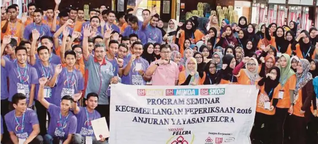  ?? [FOTO NIK ABDULLAH NIK OMAR/BH] ?? Hashimuddi­n (tengah) bersama pelajar yang menyertai Seminar Kecemerlan­gan Peperiksaa­n anjuran Yayasan Felcra di Pasir Mas, Kelantan.