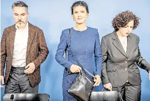  ?? FOTO: MICHAEL KAPPELER/DPA ?? Das BSW sortiert sich neu: Fabio De Masi (von links), Sahra Wagenknech­t und Amira Mohamed Ali.