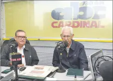  ??  ?? Licenciado Eladio Cousiño, con Rigoberto Gauto, en el programa Radio Rural, que se emite todos los sábados.