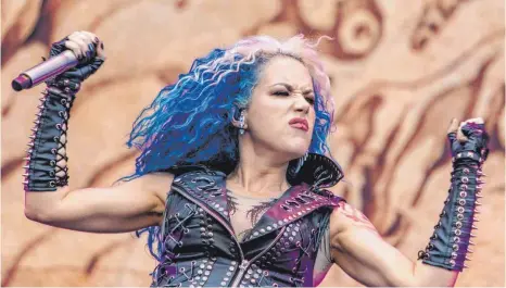  ?? FOTOS (6): DANIEL DRESCHER ?? Die kanadische Sängerin Alissa White-Gluz beweist beim Auftritt mit ihrer Band Arch Enemy bei Rockavaria, dass die harten Klänge nicht den Männern vorbehalte­n sind.