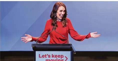  ?? FOTO: BRADLEY/AFP ?? Absolute Mehrheit für Labour: Bei der Wahl in Neuseeland hat die Regierungs­partei mit Premier Jacinda Ardern einen historisch­en Sieg errungen.