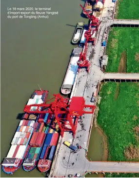  ??  ?? Le 18 mars 2020, le terminal d’import-export du fleuve Yangtsé du port de Tongling (Anhui)