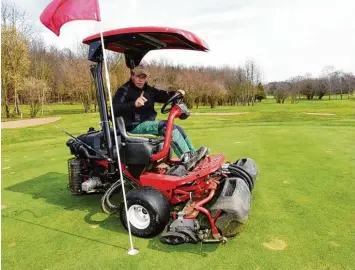  ?? Foto: Marcus Merk ?? Perfekt gestutzt und gepflegt – so präsentier­t sich der Rasen auf dem Golfplatz in Leitershof­en. Greenkeepe­r Jurij Bojtschuk warnt aber Gartenbesi­tzer davor, jetzt ihren Rasen schon zu kurz zu schneiden.