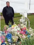  ?? Fotos: Thomas Spang ?? Ken Steneck am Grab seines Schülers. „Er war das erste Opfer des Klimawan dels“, sagt er.