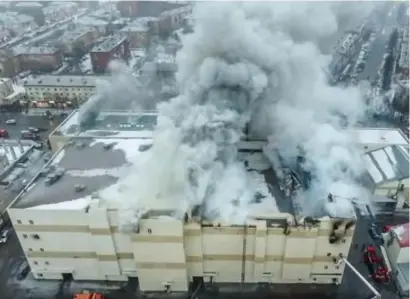  ?? FOTO BELGA ?? Het duurde veertien uur eer de brandweer de verwoesten­de brand volledig onder controle had. 64 mensen, onder wie 41 kinderen, kwamen om.