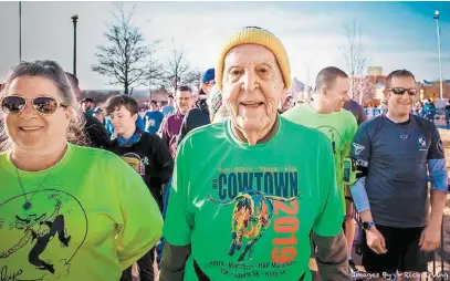  ?? ESPECIAL ?? Ernest Lacroix festejó sus 100 años corriendo junto a su familia.