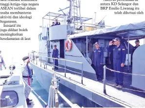  ??  ?? ANGGOTA Tentera Laut Malaysia memberi tanda hormat kepada Tentera Laut Filipina.