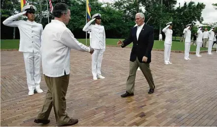  ?? Fernando Vergara/Associated Press ?? O vice-presidente dos EUA, Mike Pence, é recebido pelo presidente da Colômbia, Juan Manuel Santos, em Cartagena