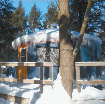  ??  ?? Une yourte à l’écogîte Le Lièvre au domaine Les Côteaux Missisquoi