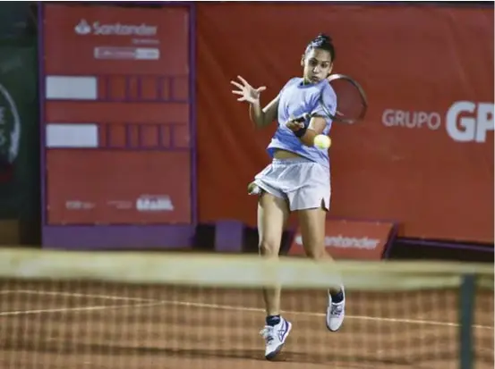  ?? JOÃO PIRES / INSTITUTO SPORTS ?? A tenista pernambuca­na Cecília Costa entra em quadra nesta quinta-feira (25), pelas oitavas de final da etapa do Recife da Copa Feminina de Tênis