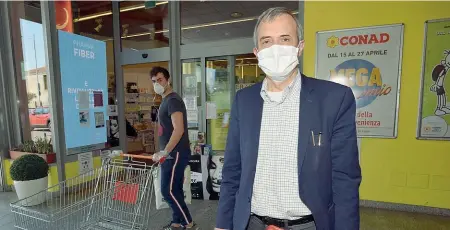  ??  ?? Al supermerca­to Il sindaco di Canonica, Gian Maria Cerea, non vuole che dagli altri comuni vadano a fare la spesa nei due market